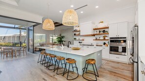 Een koelkast, een microgolfoven, een oven, een kookplaat