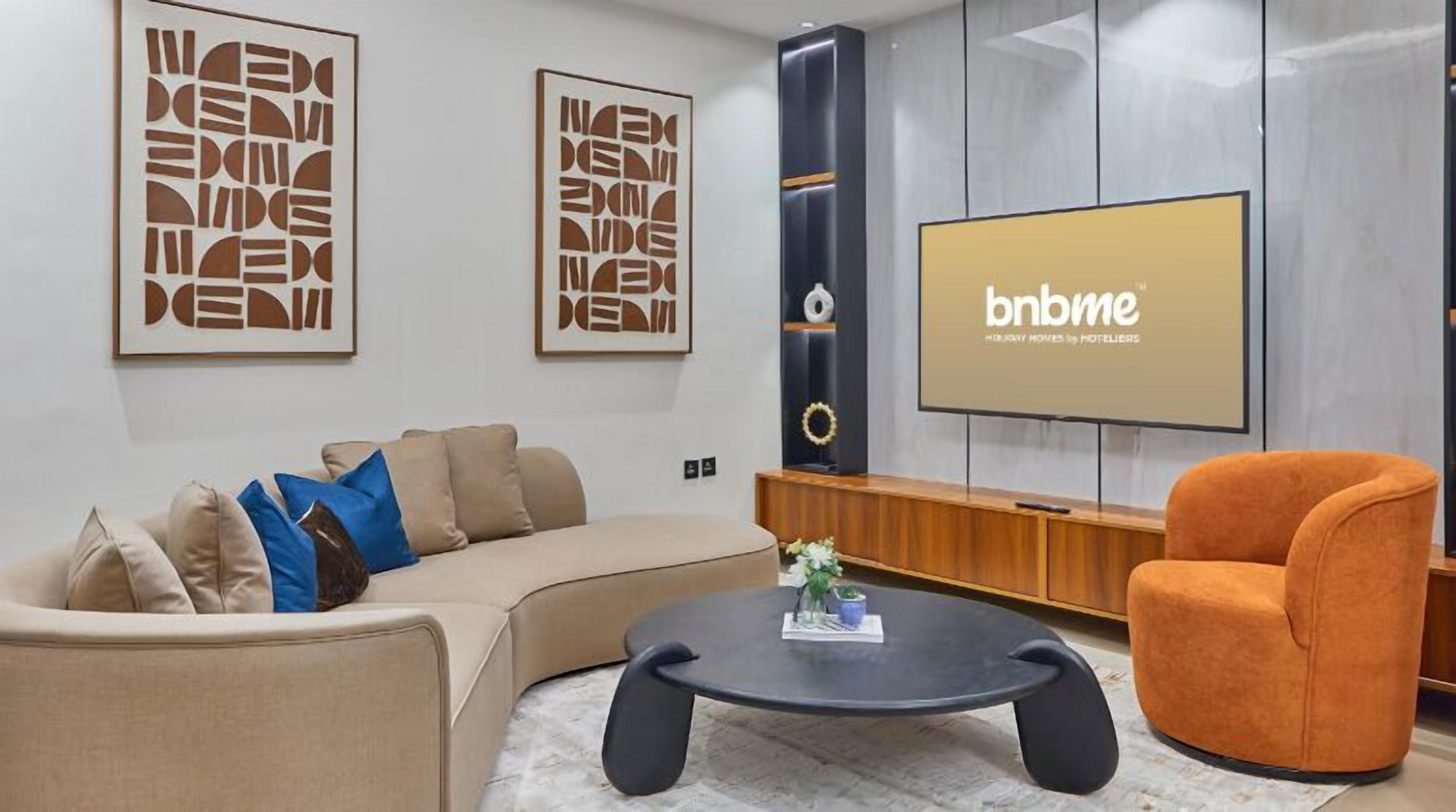 Business Apartment, 3 Bedrooms, Kitchen | Living room | 55-inch LED TV with satellite channels