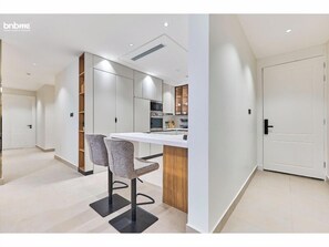 Apartamento Business, 3 habitaciones, cocina | Cocina privada | Cafetera o tetera y hervidor eléctrico