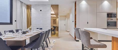 Apartemen Bisnis, 3 kamar tidur, dapur | Ruang makan