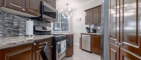 Kühlschrank, Mikrowelle, Ofen, Geschirrspüler