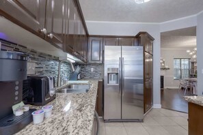 Kühlschrank, Mikrowelle, Ofen, Geschirrspüler