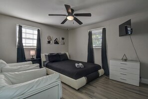 5 bedrooms, iron/ironing board, travel cot, free WiFi - Family Friendly 5BR Tampa Home 10Min To Downtown (Tampa)