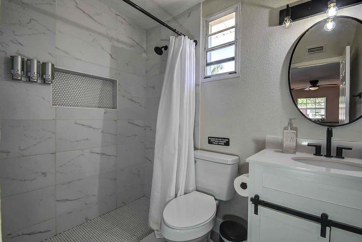 Ducha, secador de pelo, shampoo