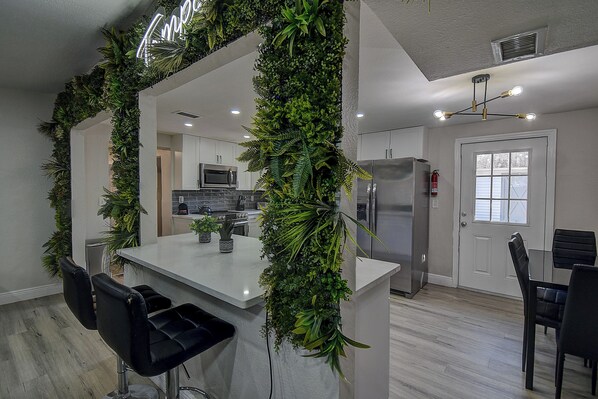 Fridge, microwave, oven, stovetop - Family Friendly 5BR Tampa Home 10Min To Downtown (Tampa)