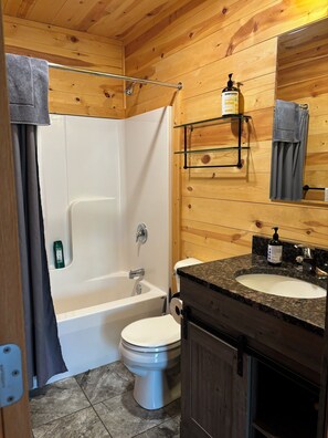 Hair dryer, towels, soap, toilet paper - Birkie Haven - an exceptional vacation home experience ! (Hayward)