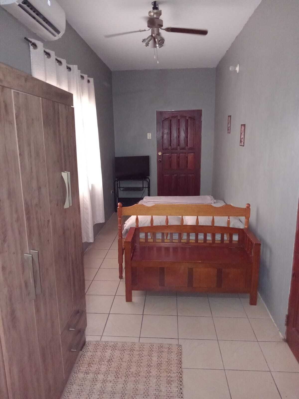 4 habitaciones, tabla de planchar con plancha, wifi y ropa de cama 