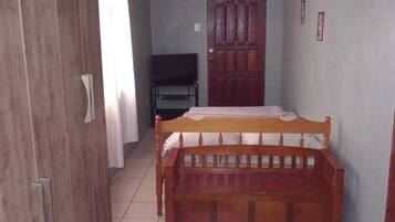 4 habitaciones, tabla de planchar con plancha, wifi y ropa de cama