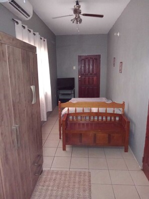 4 habitaciones, tabla de planchar con plancha, wifi y ropa de cama 