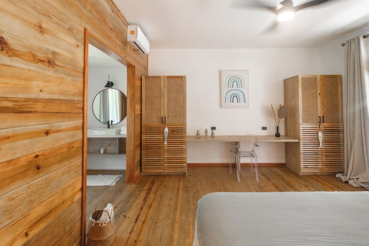 1 habitación, caja de seguridad en la habitación y escritorio