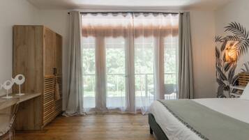 Habitación doble Deluxe, vista al jardín | 1 habitación, caja de seguridad en la habitación y escritorio