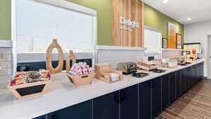 Una cocina moderna con barra desayunadora, detalles de madera y un letrero que dice 'Delight in the day'.