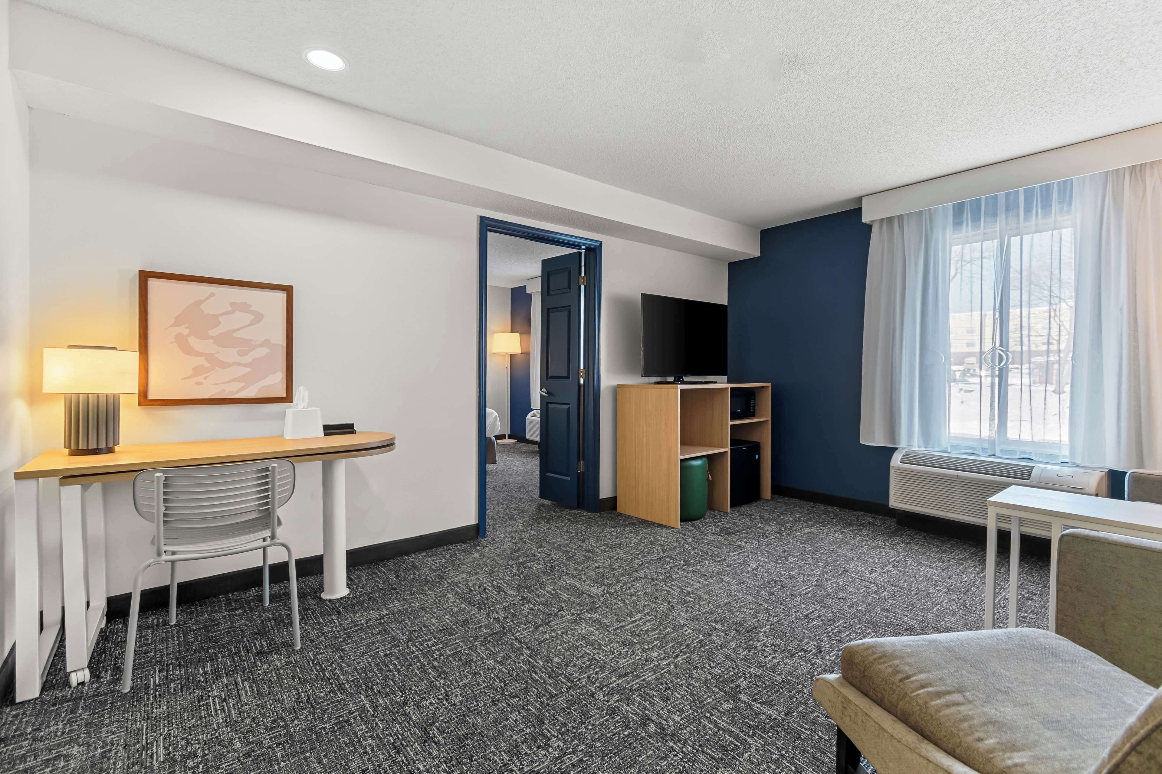 ห้องดีลักซ์สวีท, เตียงคิงไซส์ 1 เตี ยง และโซฟาเบด | บริเวณนั่งเล่น | ทีวี 50 นิ้ว พร้อมช่องดาวเทียม, Netflix, บริการสตรีมมิ่ง