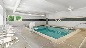 Kolam renang indoor