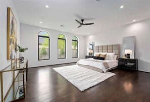 8 bedrooms, desk, WiFi