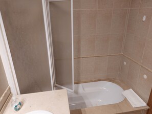Hårtørrer, bidet, håndklæder, Toiletpapir