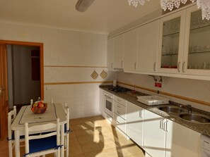 Fridge, microwave, oven, stovetop - Casa Maria. Large two-bedroom apartment in Lagos (Lagos)