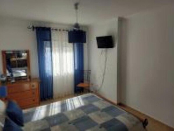 2 habitaciones, tabla de planchar con plancha, wifi y ropa de cama 