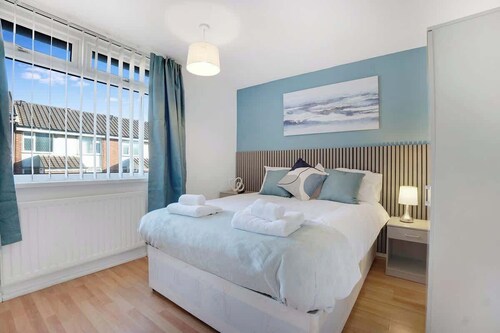 4BR in Stafford Place Sleeps 7, WiFi, Free Parking