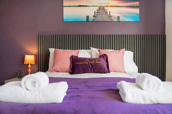 4 bedrooms, iron/ironing board, WiFi, bed sheets
