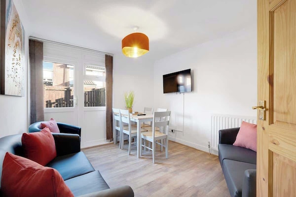 Spacious living room equipped with a SMART TV with Netflix and plenty of space to sit down and relax.