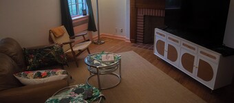 Spotless, Retro and Newly Remodeled Locale 