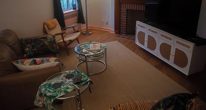 Spotless, Retro and Newly Remodeled Locale