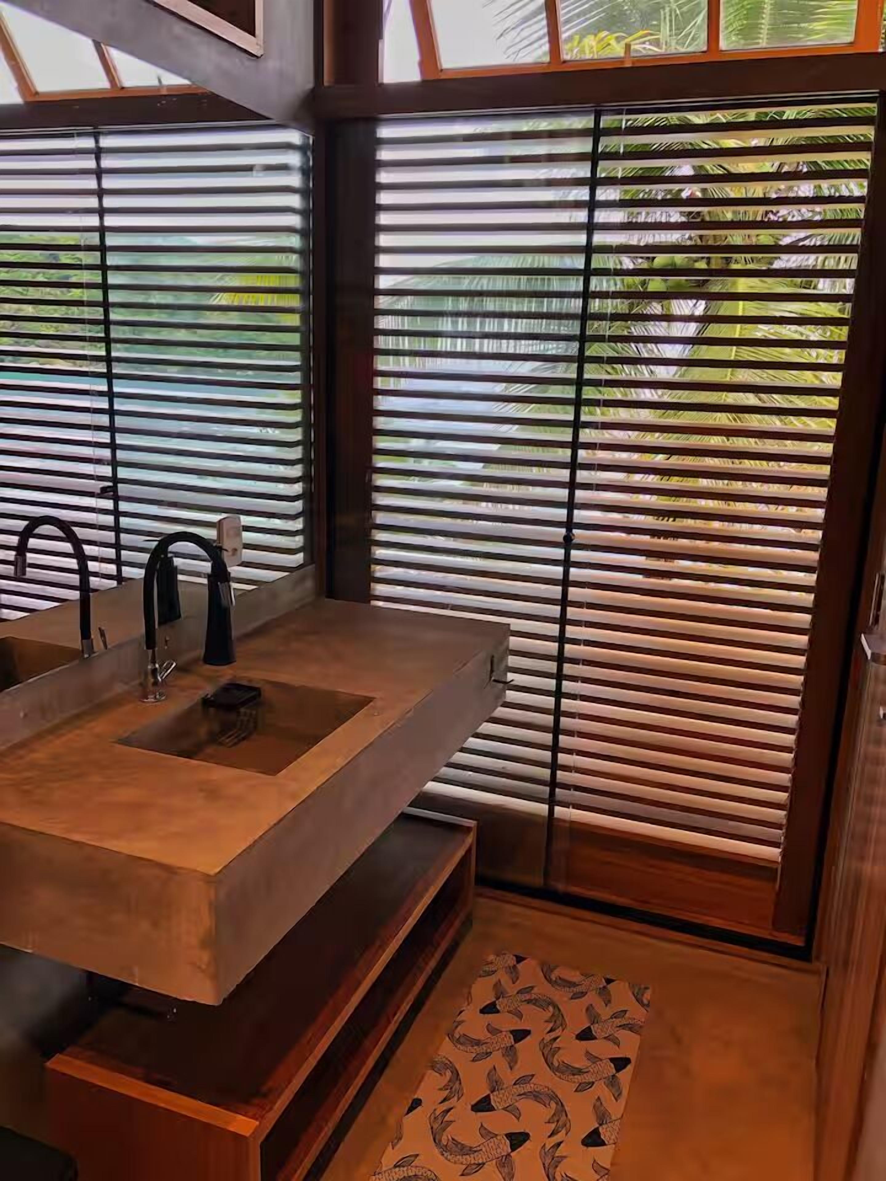 Quarto casal luxo, vista para o mar | Banheiro | Chuveiro, secador de cabelo, toalhas de banho, sabonete