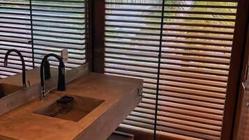 Quarto casal luxo, vista para o mar | Banheiro | Chuveiro, secador de cabelo, toalhas de banho, sabonete