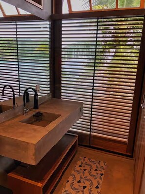 Phòng đôi Deluxe, quang cảnh biển | Phòng tắm | Buồng tắm vòi sen, máy sấy tóc, khăn tắm, xà phòng