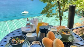 Free daily cooked-to-order breakfast