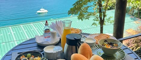 Free daily cooked-to-order breakfast