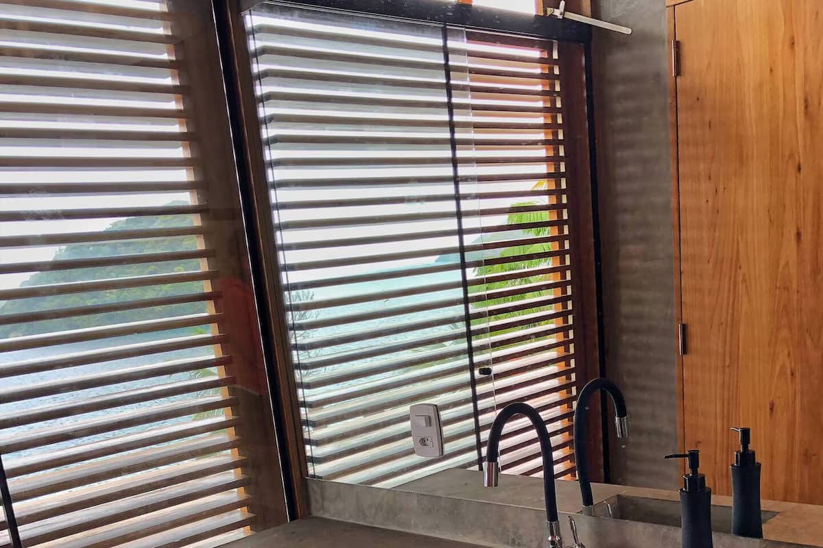 Deluxe Double Room, Sea View | Bathroom | Shower, hair dryer, towels, soap