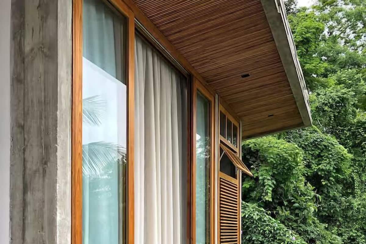 Deluxe Double Room, Sea View | In-room safe, blackout drapes, free WiFi, bed sheets