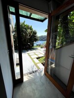 Habitación Deluxe doble, vistas al mar | Caja fuerte, cortinas opacas, wifi gratis y ropa de cama