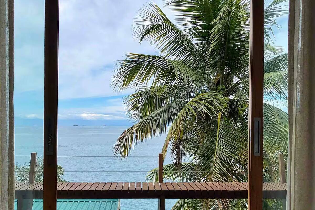 Kamar Double atau Twin Deluks, pemandangan laut | Brankas, tirai kedap cahaya, Wi-Fi gratis, dan seprai linen