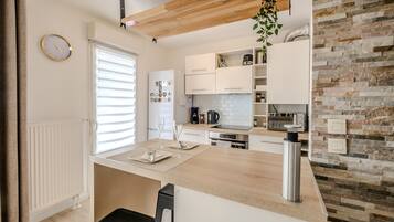 Réfrigérateur, micro-ondes, four, plaque de cuisson