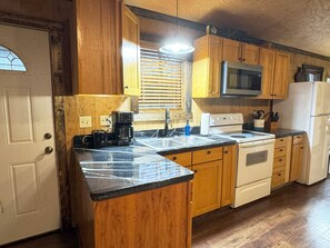 Cafetera y tetera, refrigerador, microondas y horno 