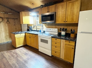 Wasserkocher mit Kaffee-/Teezubehör, Kühlschrank, Mikrowelle, Ofen
