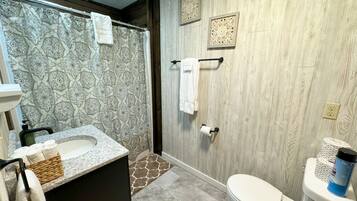 Serviettes fournies, papier toilette