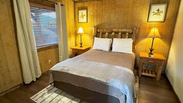 2 bedrooms, WiFi (free), bed sheets