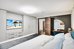 6 bedrooms, desk, iron/ironing board, travel cot