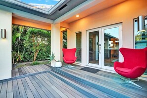 Terrace/patio - Ultimate Retreat 6BR/3BA Villa near Beach (Dania Beach)