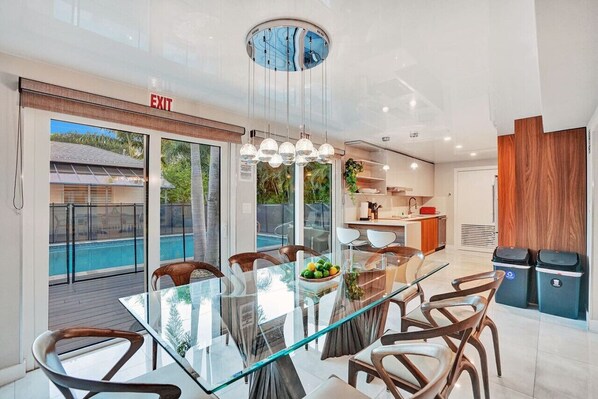 Dining - Ultimate Retreat 6BR/3BA Villa near Beach (Dania Beach)