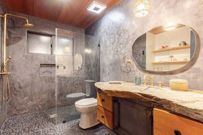 Dusch, hårtork, handdukar och tvål