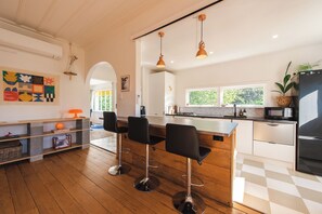 冷蔵庫、オーブン、コンロ、食器洗い機