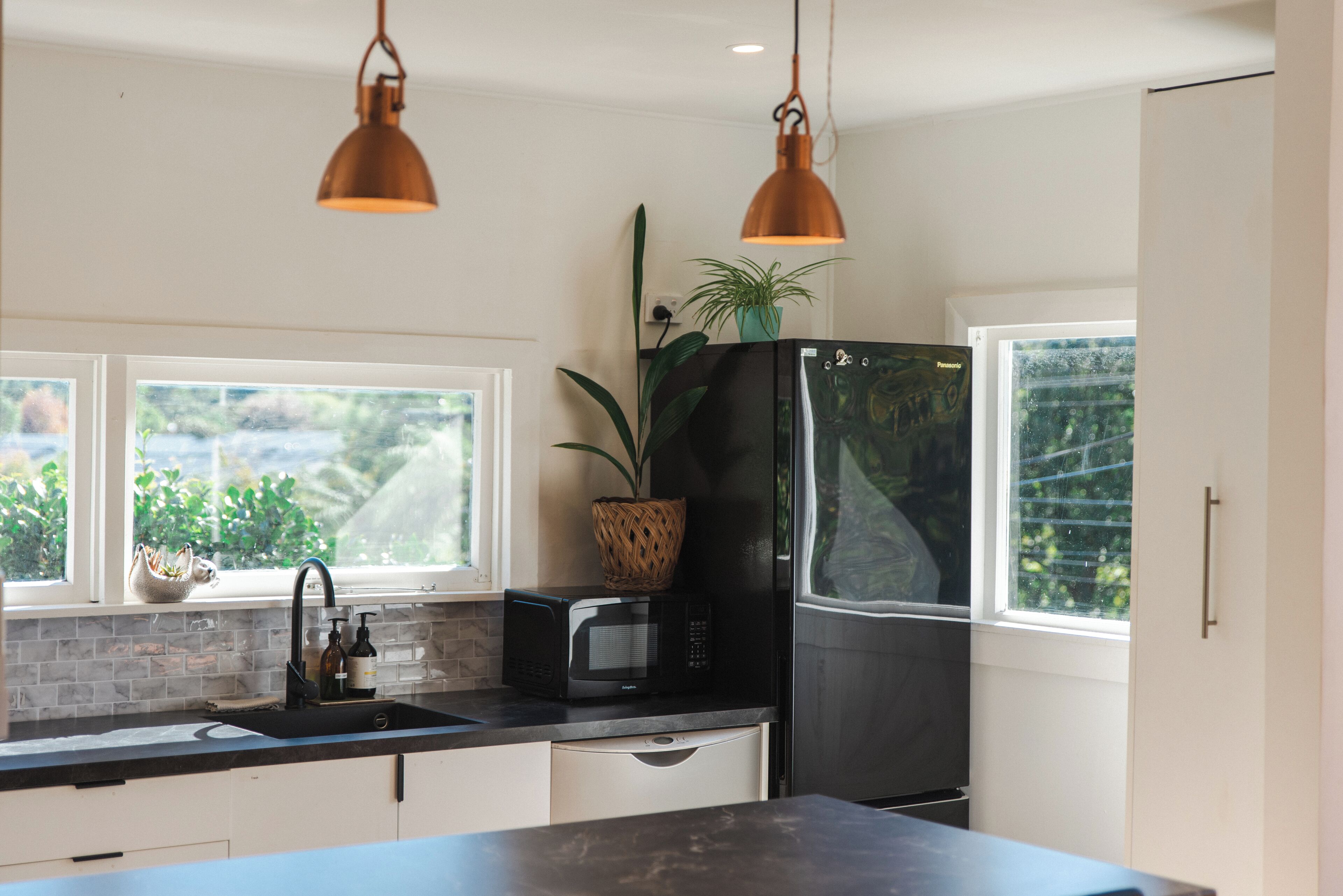 Kjøleskap, ovn, kokeplater og oppvaskmaskin