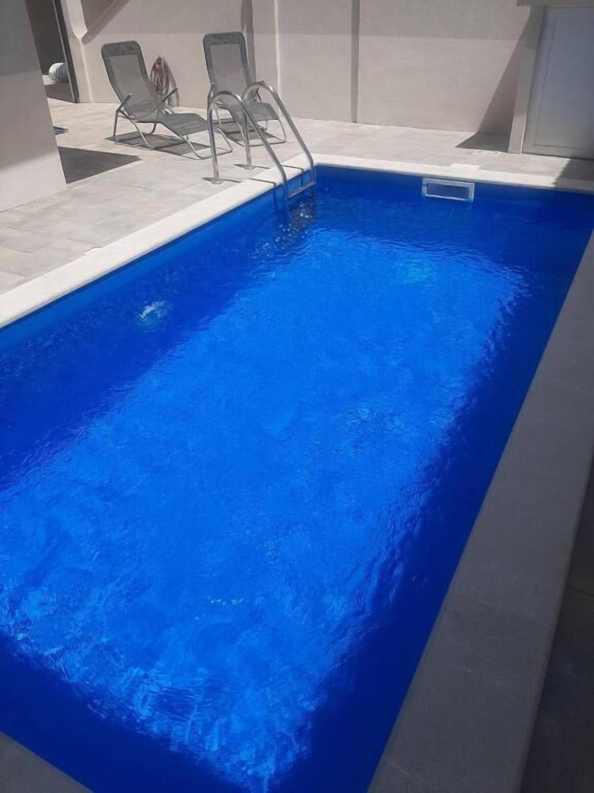 Seasonal outdoor pool, free cabanas, sun loungers