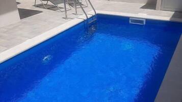 Een seizoensgebonden buitenzwembad, gratis zwembadcabana's en ligstoelen