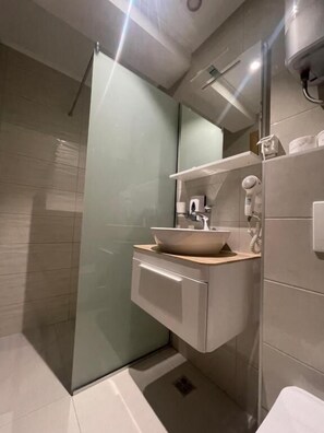Deluxe Apartment, Courtyard View | Bathroom | Shower, hair dryer, slippers, towels - Villa Diamond (Mostar)